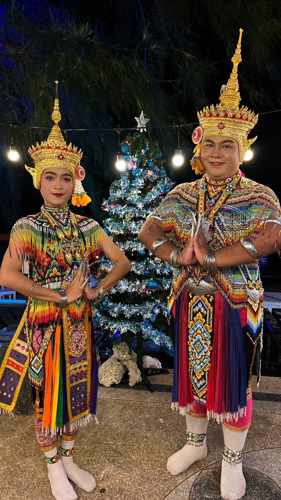 Ballerini di danza classica thailandese al ristorante sulla spiaggia The Blue Spice, Choeng Mon Beach, notte di Capodanno