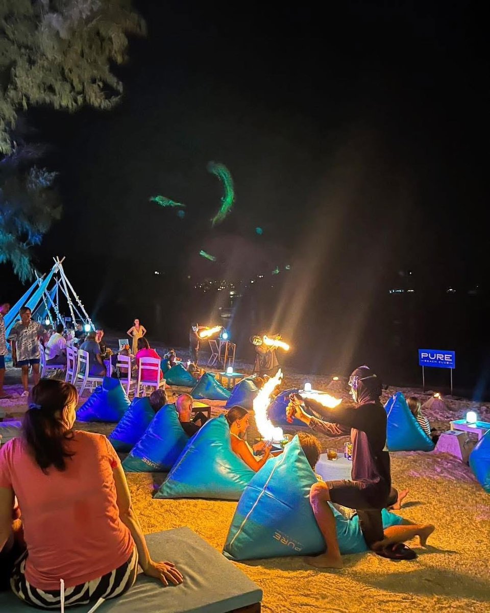 Spettacolo di fuoco sulla spiaggia al The Blue Spice, Choeng Mon Beach, notte di Capodanno