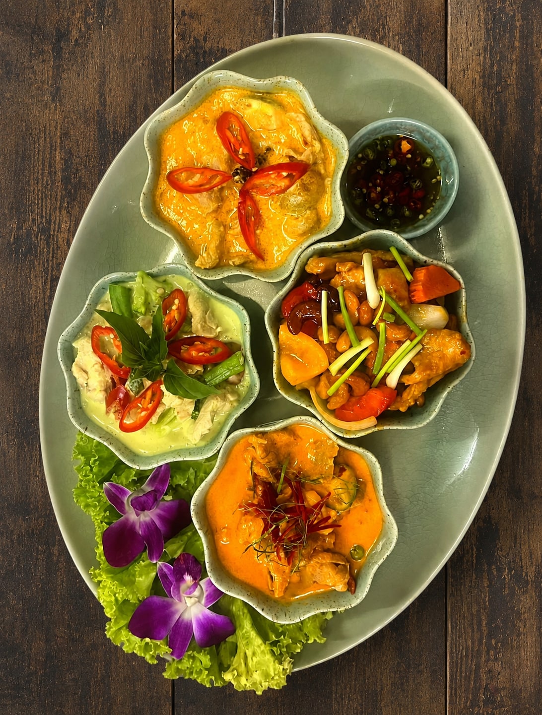 Piatti del menu thailandese serviti al ristorante sulla spiaggia The Blue Spice, Choeng Mon Beach