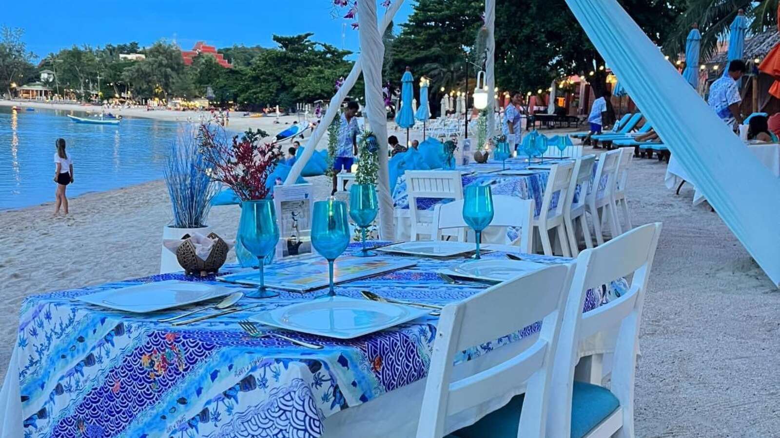 Cena di Natale a Choeng Mon Beach 2026: danza tailandese, sassofono e convivio festivo in riva al mare